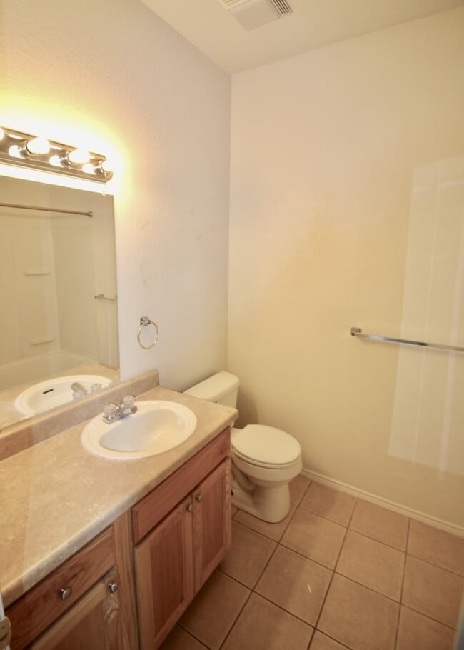 Building Photo - FOR LEASE! Nice 3 BR - 2 BA - 1,062 sf dup...