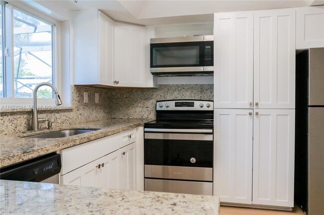 Building Photo - 8320 SW 39th Ct