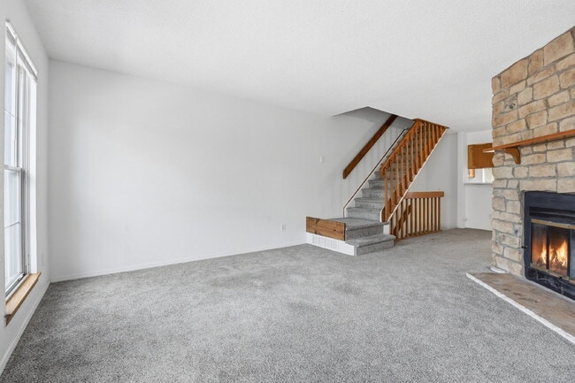 Building Photo - $2,045.95 - 2 Bed, 1.5 Bath Townhome in Centennial with Pool Access