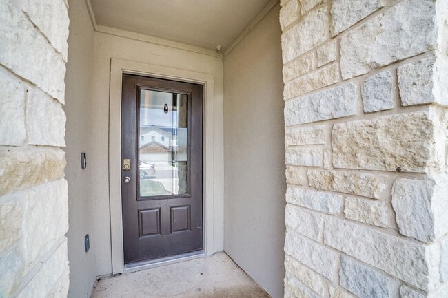 Building Photo - Welcome home to this 4/2/2 nestled in Whisper Falls