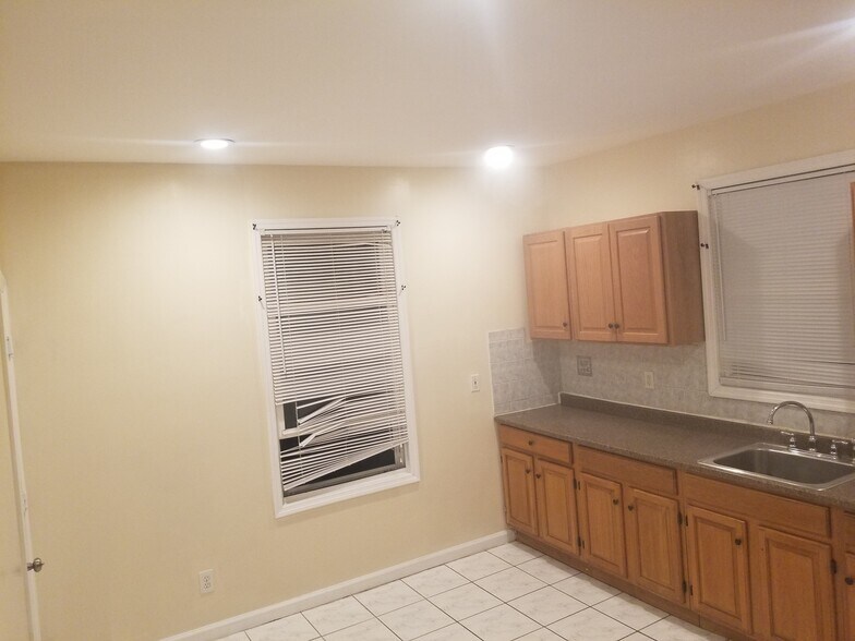 Building Photo - 496 21st St