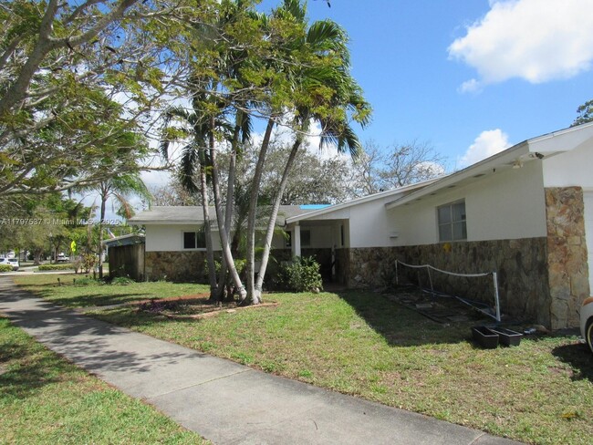 Primary Photo - 1601 N Yale Dr