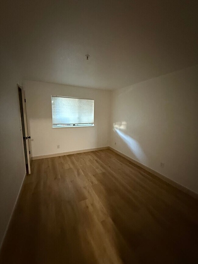 Building Photo - Gated Community with easy west bound 80 access