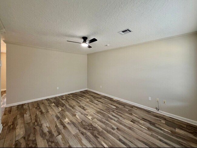 Building Photo - Beautifully Updated