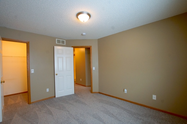 Building Photo - 805 Horizon Dr SE