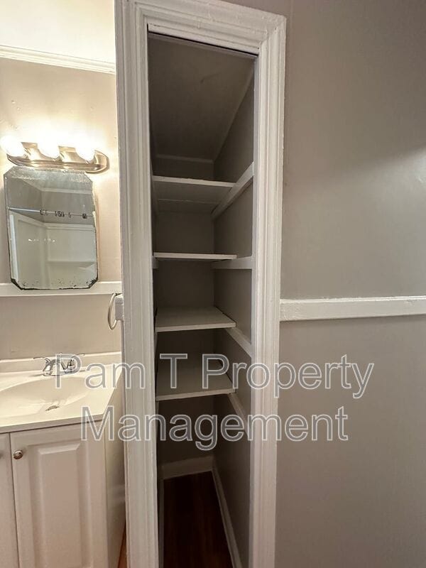 Building Photo - 26 W 59th St