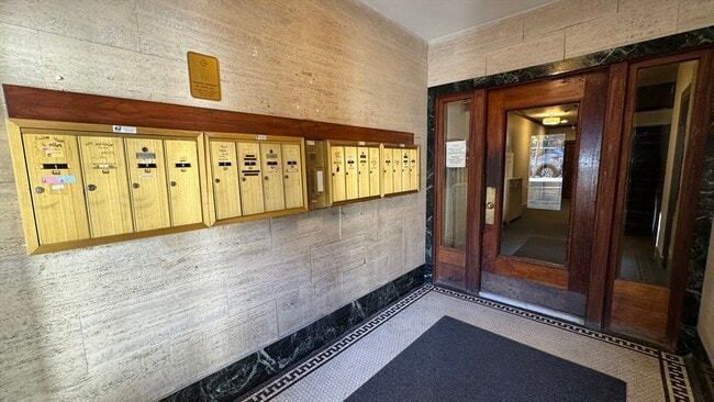 Building Photo - 2035 Commonwealth Ave