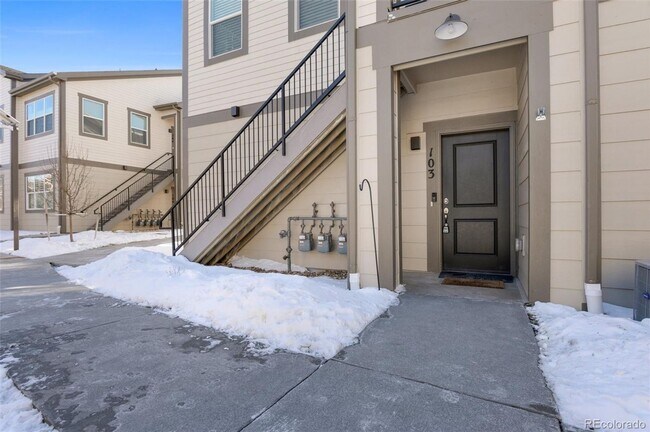 Building Photo - Like new gorgeous ground level Condo with Detached Garage and open floor plan.