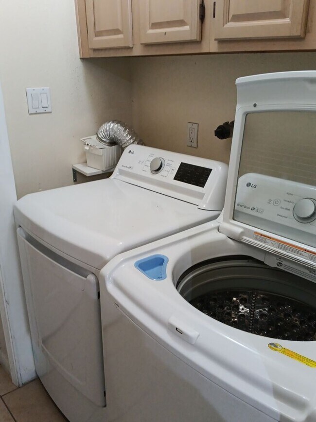 Building Photo - 3 Bedroom, 2.5 Bathroom Home! Schedule a S...