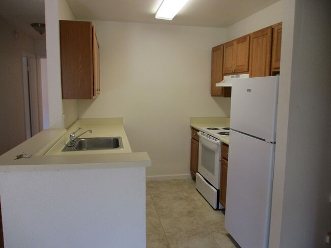 Building Photo - 2bd 1ba ground floor unit with 1 parking space