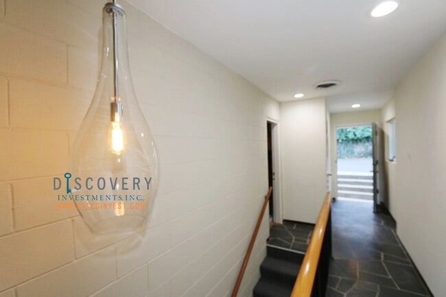 Building Photo - Mid-Century 3 Bedroom Home in Montclair