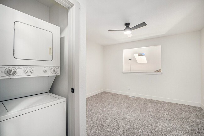 Building Photo - 1 Bed 1.5 Bath, 1 Car Attached Townhome in...