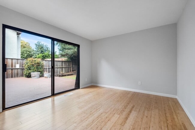 Building Photo - 922 Jungfrau Ct