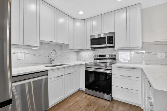 Building Photo - 1010 NE 8th Ave