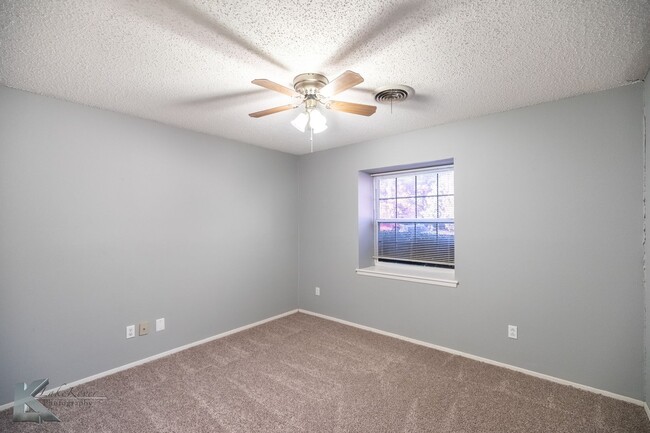 Building Photo - Cul-de-Sac 3/2/2; NEW INTERIOR PAINT DEC 2025; NEW CARPET DEC 2025!