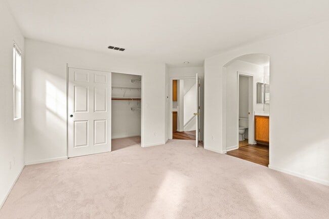 Building Photo - Modern 4 Bed Home with Office, AC, Garage,...