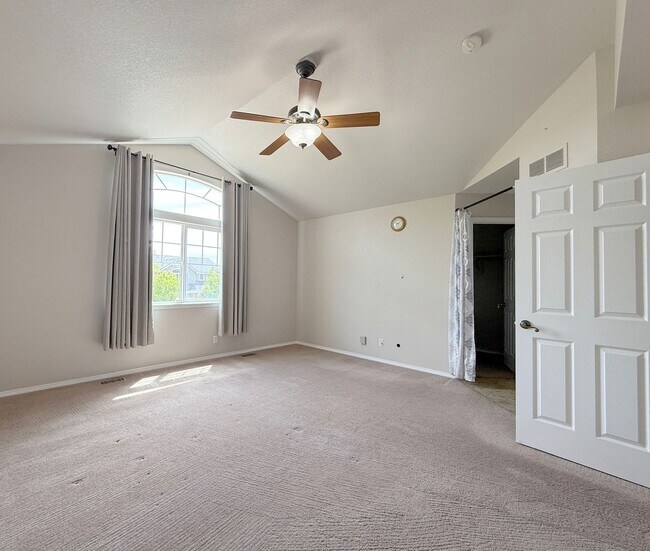 Building Photo - Rare Mountain View Gem for Rent in Erie!