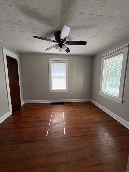 North bedroom - 215 E Vermilya Ave