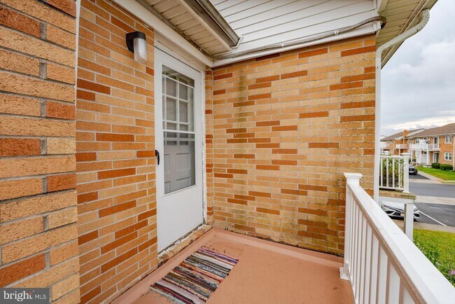 Building Photo - 703 N Oxford Ave