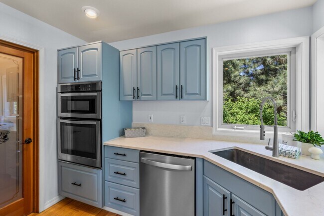 Building Photo - Beautiful bright home with large yard, fin...