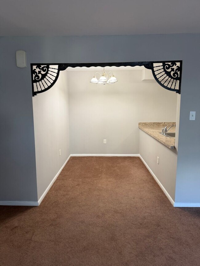 Building Photo - Move in Ready 2 Bedroom, 1 Bathroom First ...
