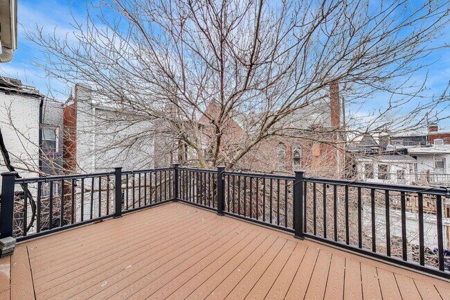 Building Photo - Beautiful Bloomingdale Row house. Utilities Included!