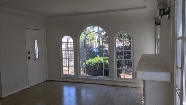 Building Photo - 2213 Carmona Ave