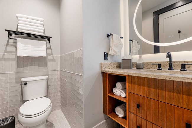 Building Photo - 1011 Canal St