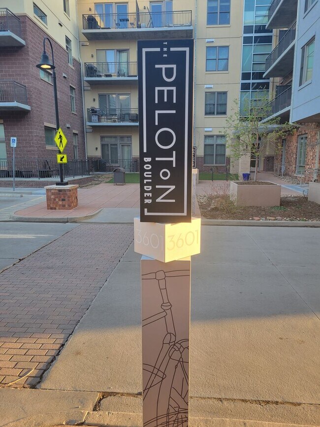 Building Photo - Luxury, Spacious 1 bedroom Apartment in Boulder at the Famous Peloton