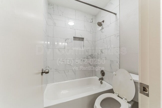 Building Photo - 700 Meadowglen Dr