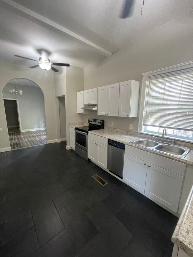 Building Photo - 419 Cumberland Dr