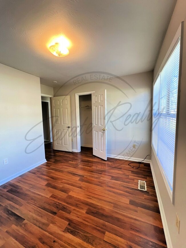 Building Photo - ON SPECIAL: Three Bedroom Ranch with Appli...