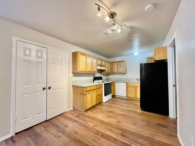 Building Photo - 1013-1015-1015 Advance St