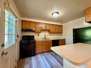 Building Photo - Beautiful Two Bedroom Townhouse in Plum! Equipped Kitchen, Patio & More! Call Today!
