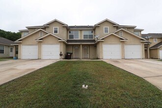 Building Photo - Converse 3 Bedroom Townhouse with Attached One-Car Garage and Large Fenced Backyard