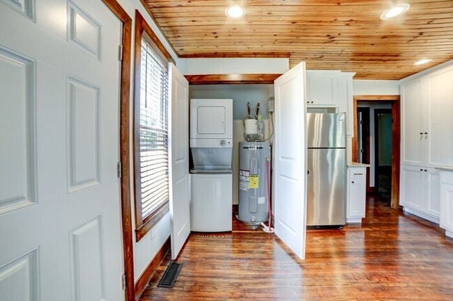 Building Photo - 3/2 Rustic Craftsman Home Of Your Dreams!