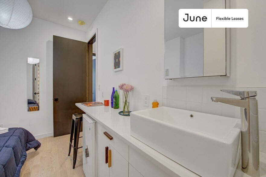 Building Photo - Welcoming ROOM at The Maison Suydam