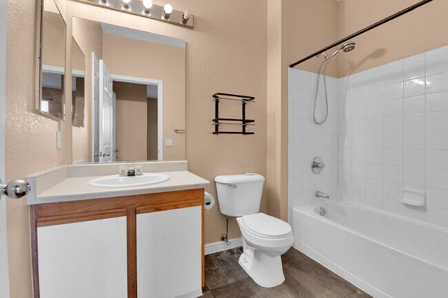 Building Photo - $2,195.00, 2 bed, 1 .5 bath located in Aur...