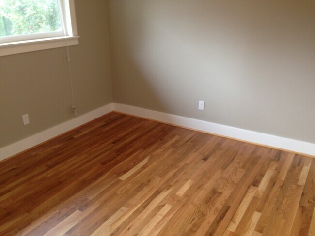 Building Photo - Upper 2 bed on Belmont! Hardwood floors, granite counters, tile in shower! All dogs welcome!