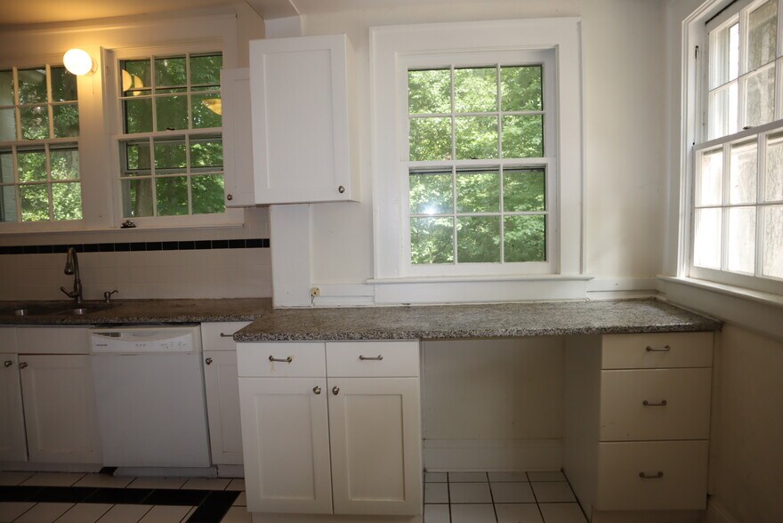 Large kitchen - 444 Burlington Rd NE