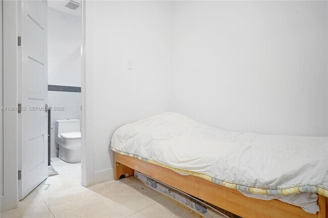 Building Photo - 3747 Prairie Ave