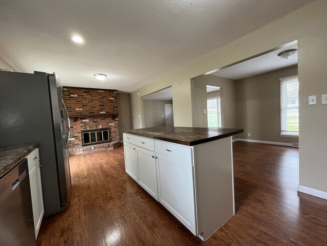 Building Photo - Very Large Home South of Warsaw 4 Bedroom