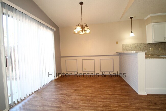 Building Photo - Awesome Duplex!