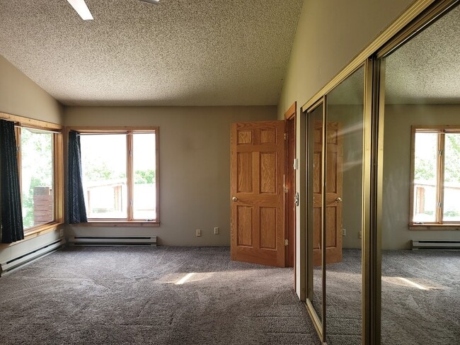 Building Photo - 1040 Budge Dr