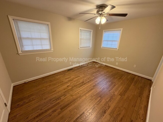 Building Photo - 2748 Lyndhurst Ave