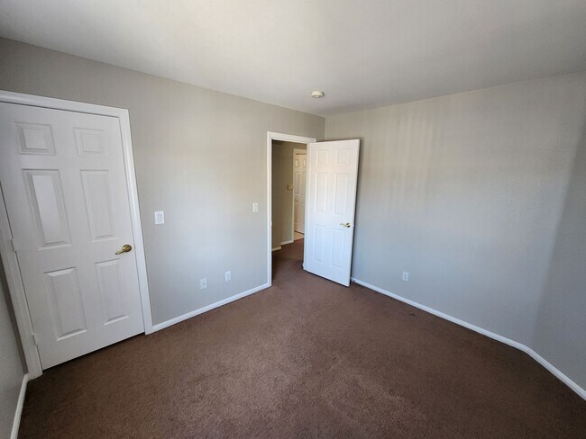 Building Photo - Gorgeous 3Bed/2.5 Bath home- located in N. Summerlin gated Community
