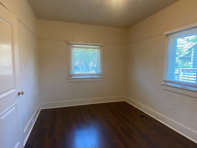 Building Photo - Updated and Unique Rose Garden 1 Bedroom Single Family Home!