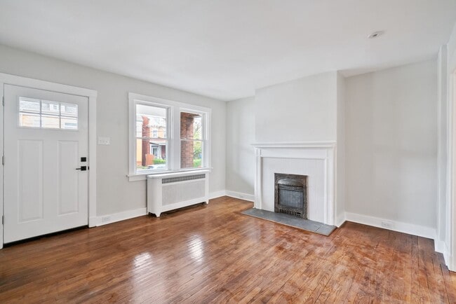 Building Photo - Exquisitely Renovated 3 Bedroom/ 2 Bath in Pittsburgh's East Side