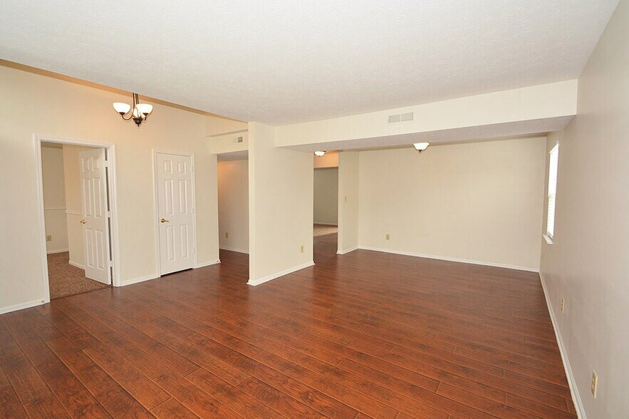 Building Photo - 453 Yorktown Ln