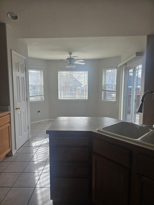 Building Photo - Beautiful 3 bed 2 bath